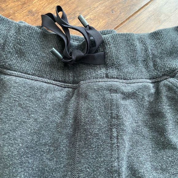 Lululemon Cargo Sweatpants size 10 - Picture 3 of 6